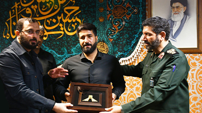 اعطای نشان آزادی ملت ایران به قهرمان شاهچراغ (ع)