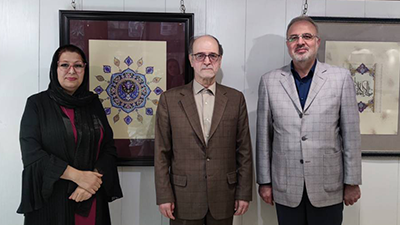 بازدید رایزن فرهنگی ایران از نمایشگاه تذهیب برج آزادی 