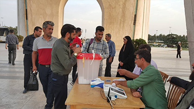 استقرار صندوق سیار اخذ رای در میدان برج آزادی