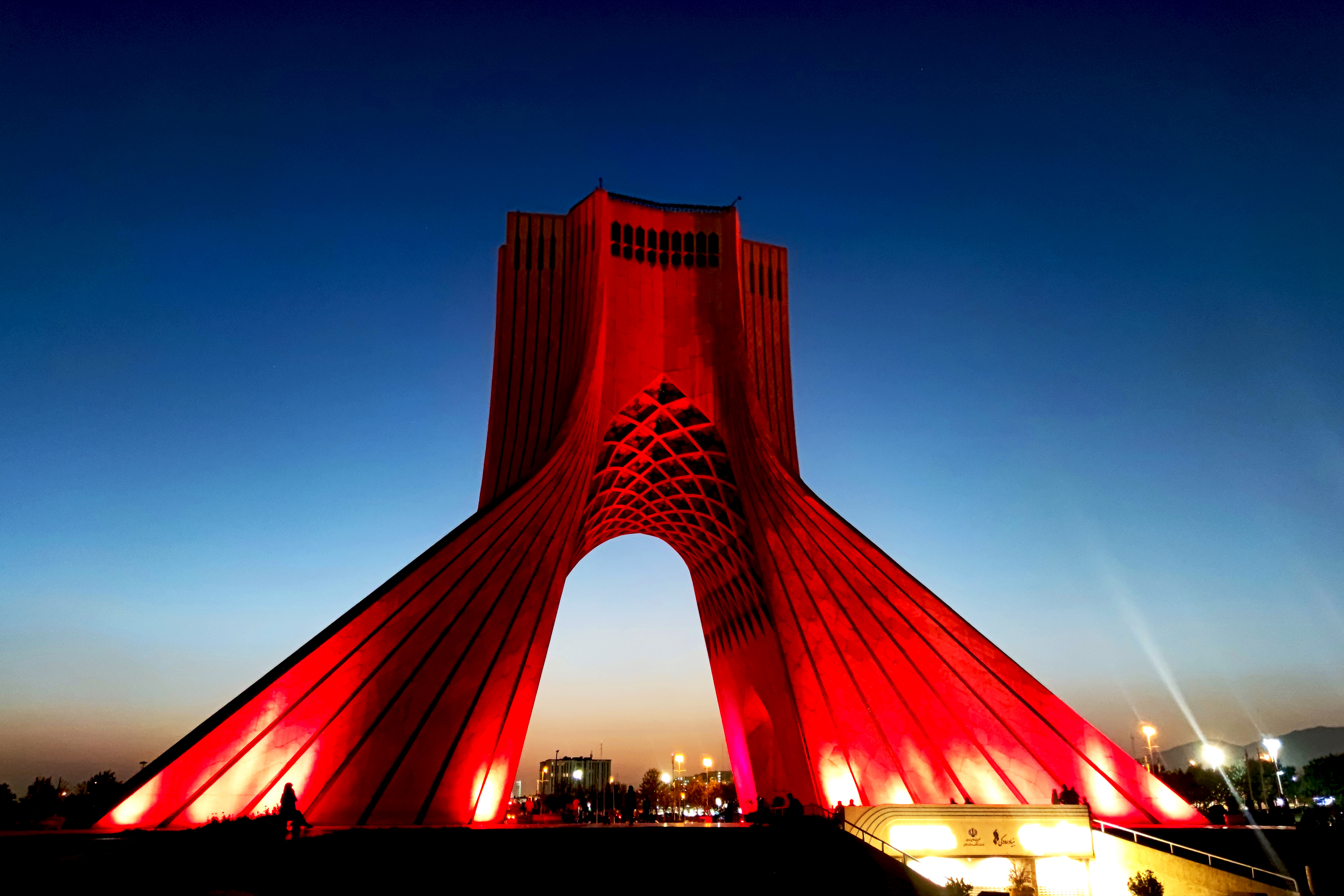 برج آزادی رنگ قرمز شد