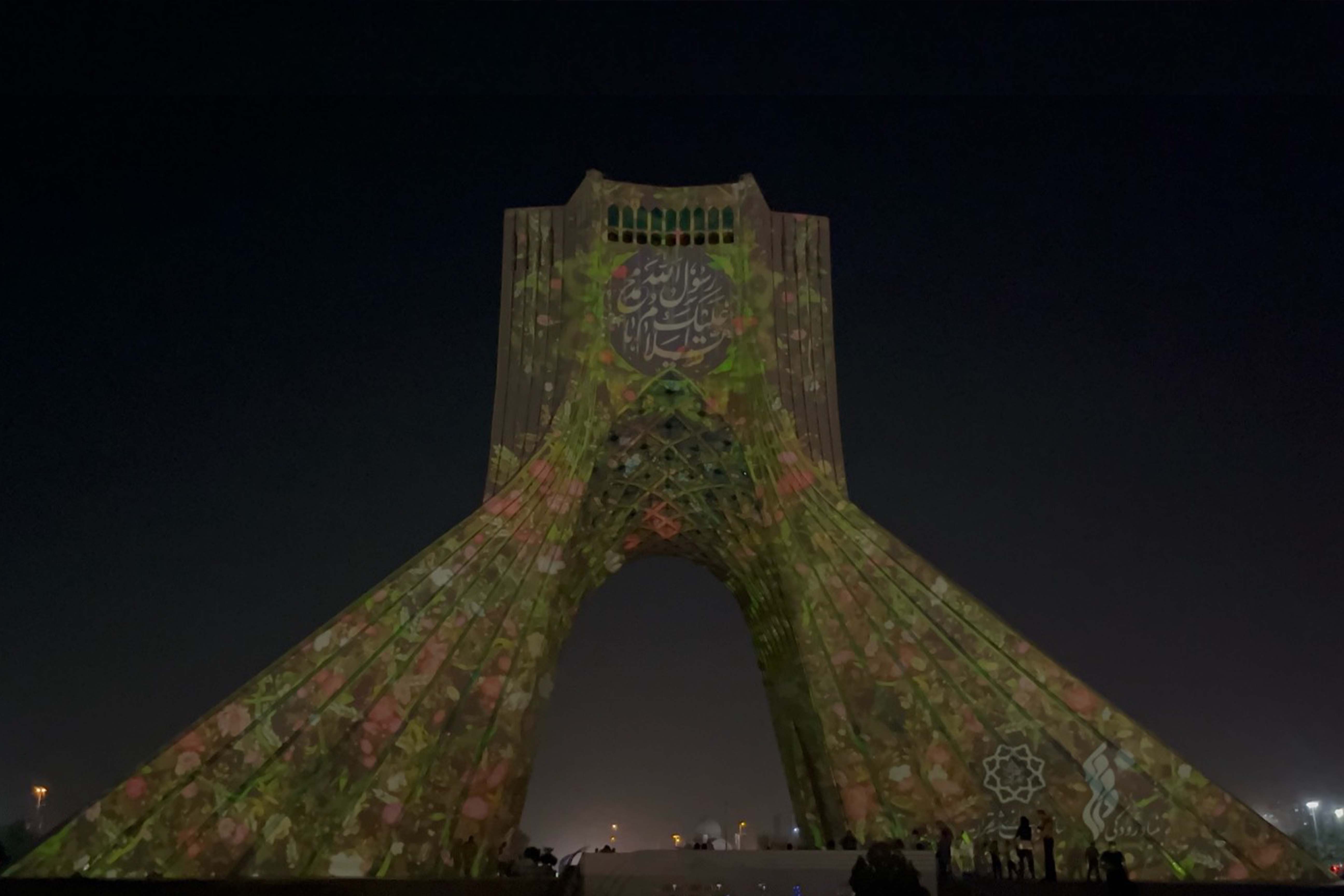 اجرای برج نگاره (ویدئومپینگ) بر نماى برج آزادى