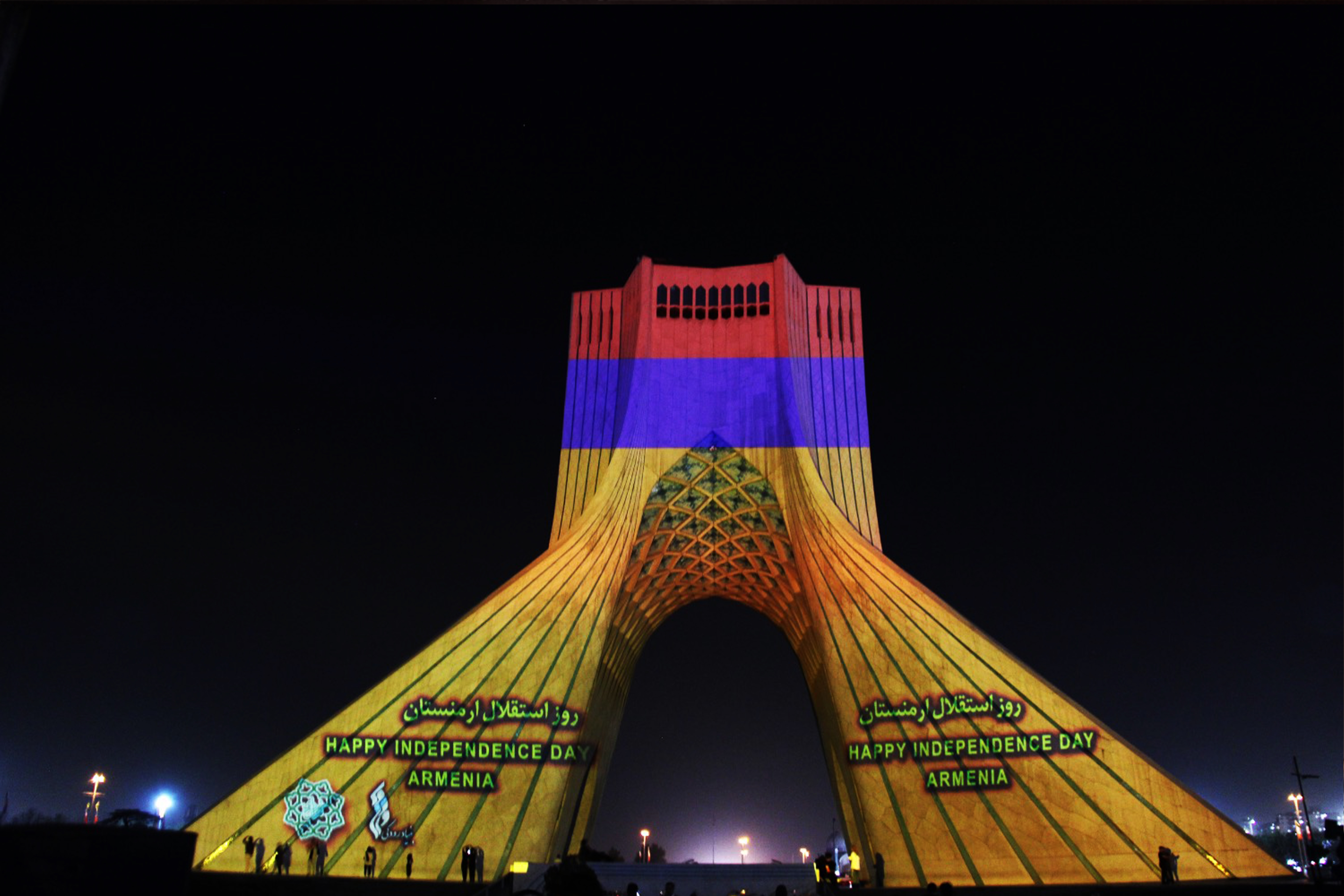 رنگ‌های پرچم ارمنستان در قلب تهران
