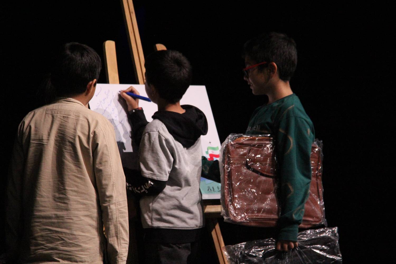 رونمایی از طرح «چهارهزارمین خانواده اهل قلم» و تقدیر از نوقلمان در برج آزادی