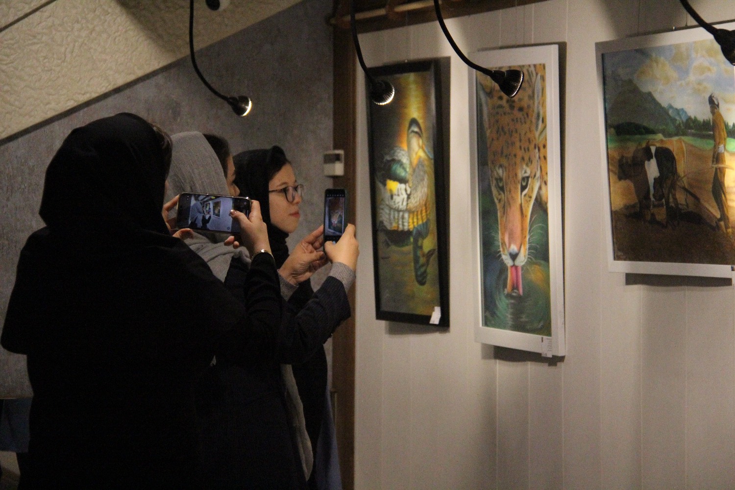 گزارش تصویری از افتتاحیه نمایشگاه گروهی «جلوه‌ هنر برج آزادی»