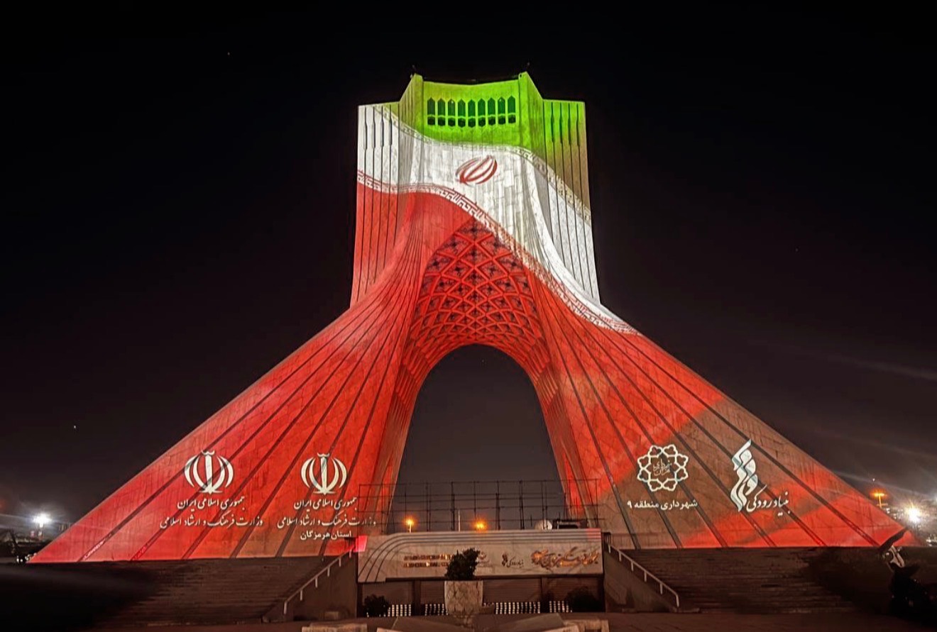خلیج فارس بر پیکره برج آزادی درخشید