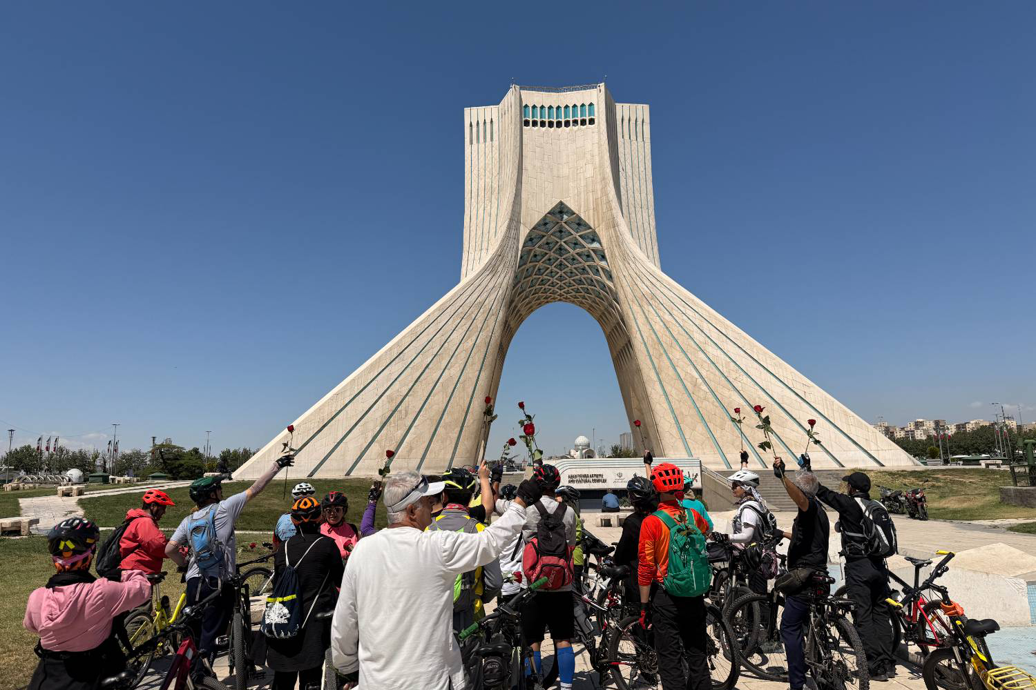 پیمایش دوچرخه&zwnj;سواران با محوریت برج آزادی