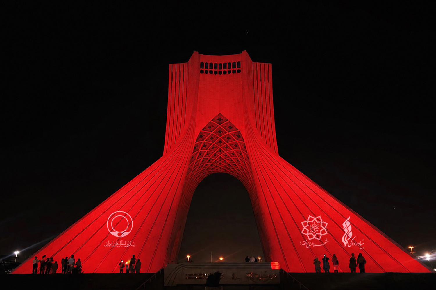 برج آزادی به مناسبت روز جهانی اهدای خون سرخ&zwnj;پوش شد