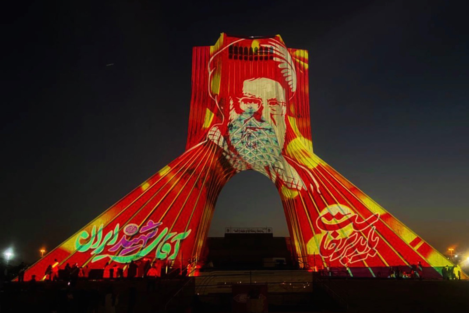 &laquo;باید برخاست&raquo;؛ روایتی از نور، تصویر و حماسه بر پیکره برج آزادی