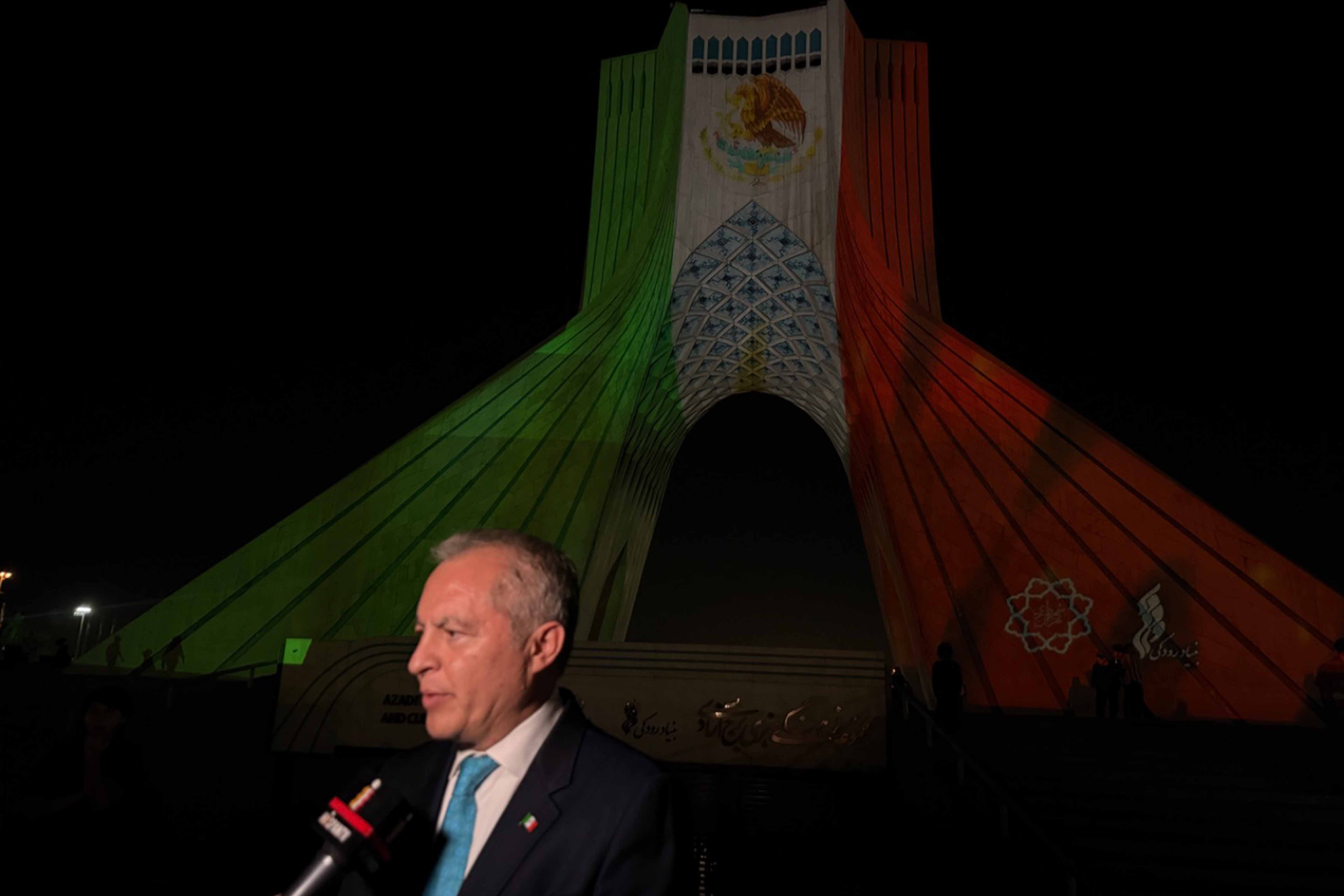برج آزادی به رنگ پرچم مکزیک درآمد؛ قدردانی سفیر مکزیک از این اقدام فرهنگی